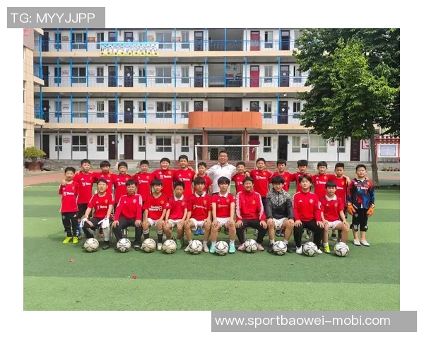 曼联官方社交媒体发布2025-26赛季全家福照男足女足同框合影